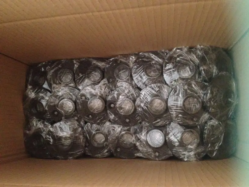 Antiguo Negro Tubo De Acero Y Tubo Brida De Montaje De Tubería De Piso