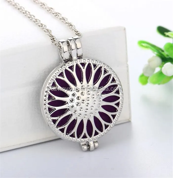 

Aroma Diffuser Necklace Open Antique Vintage Lockets Pendant Perfume Essential Oil Aromatherapy Locket Necklace With Pads, Picture