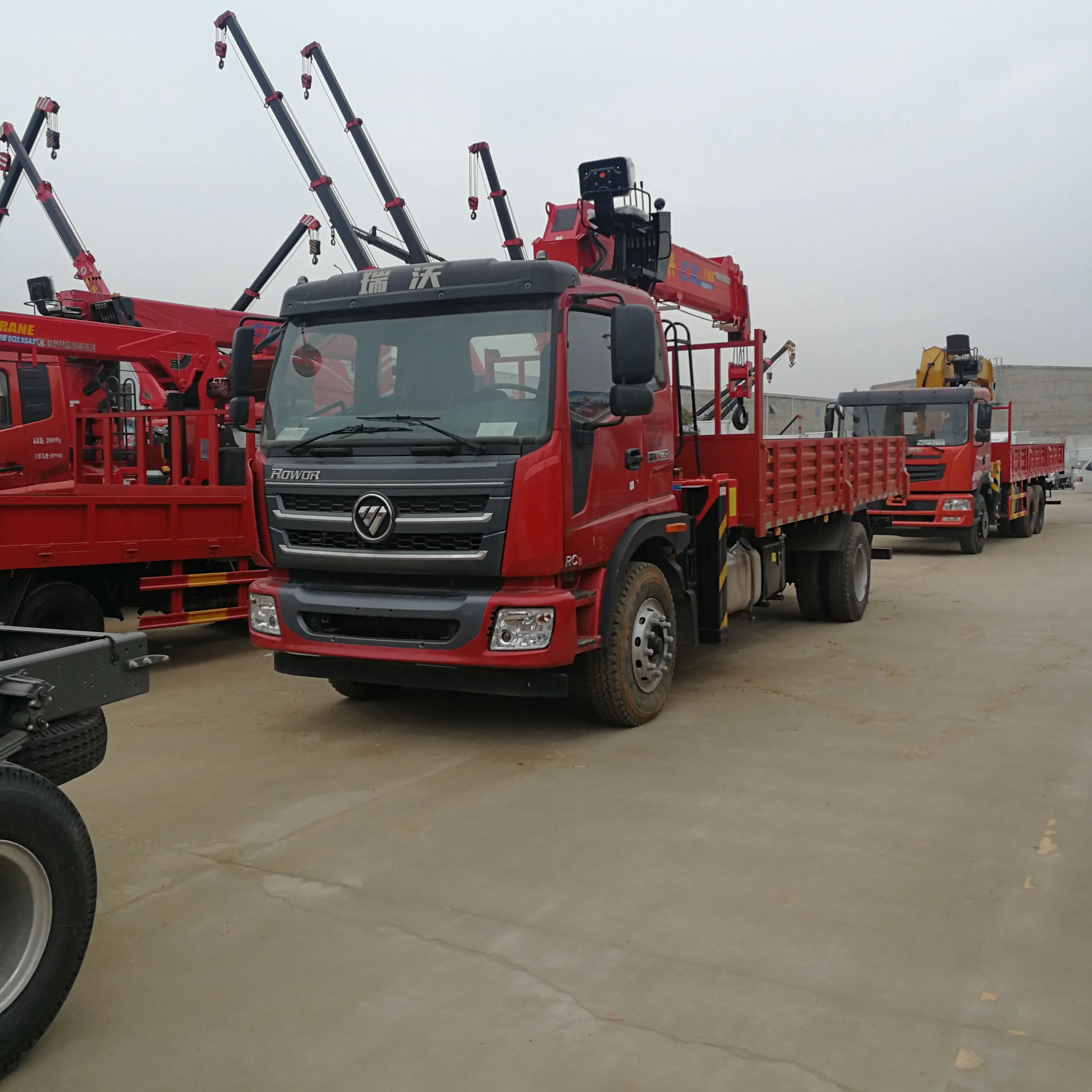 
Telescopic boom truck-mounted crane with 8 tons lifting capacity 