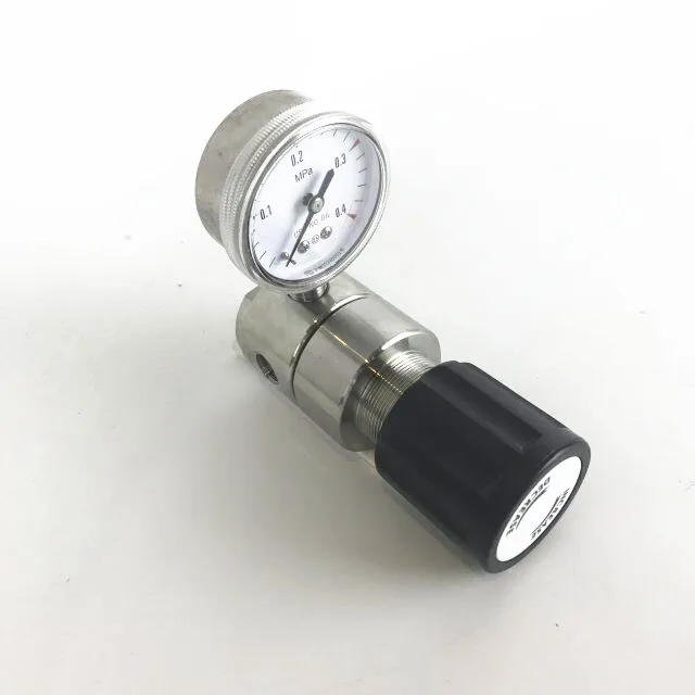 adjustable oxygen pressure regulator with gauge