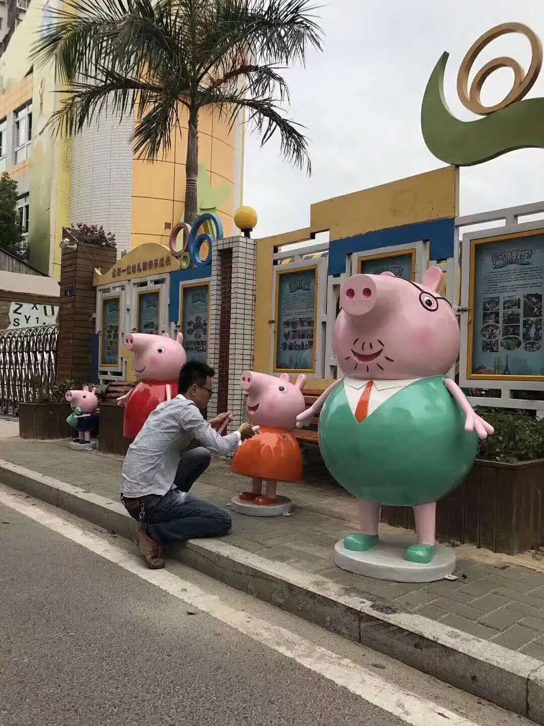 Lifesize Cartoon Pig Statue Fiberglass Animal Pig Sculpture In Garden Buy Fibgerglass Animal