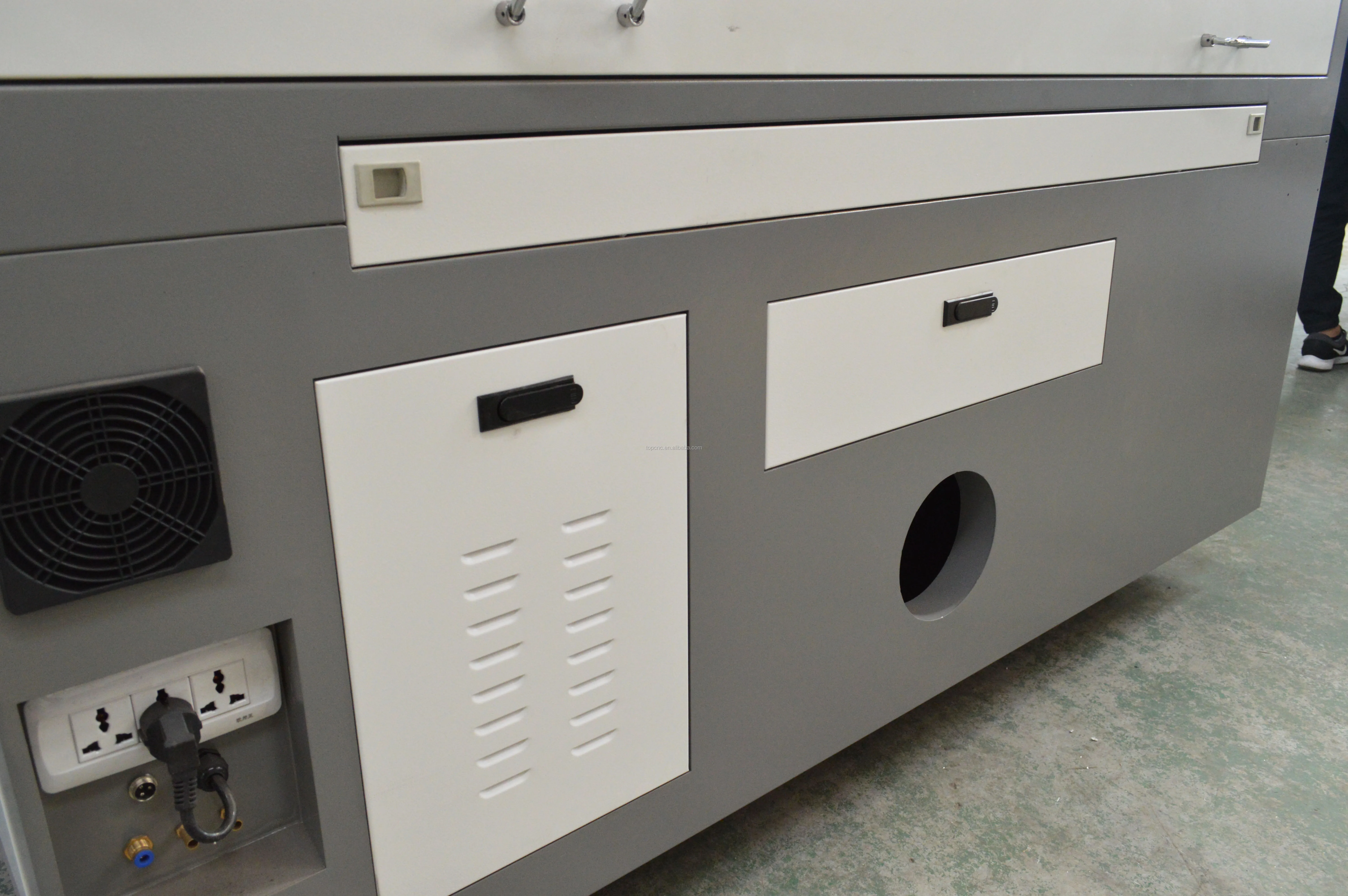 Laser cutting machine 