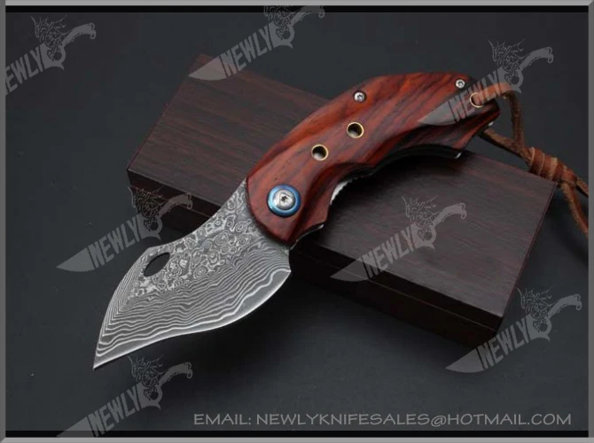 Damascus Steel VG10 Knife Blades Pocket Knife With Sandalwood Handle