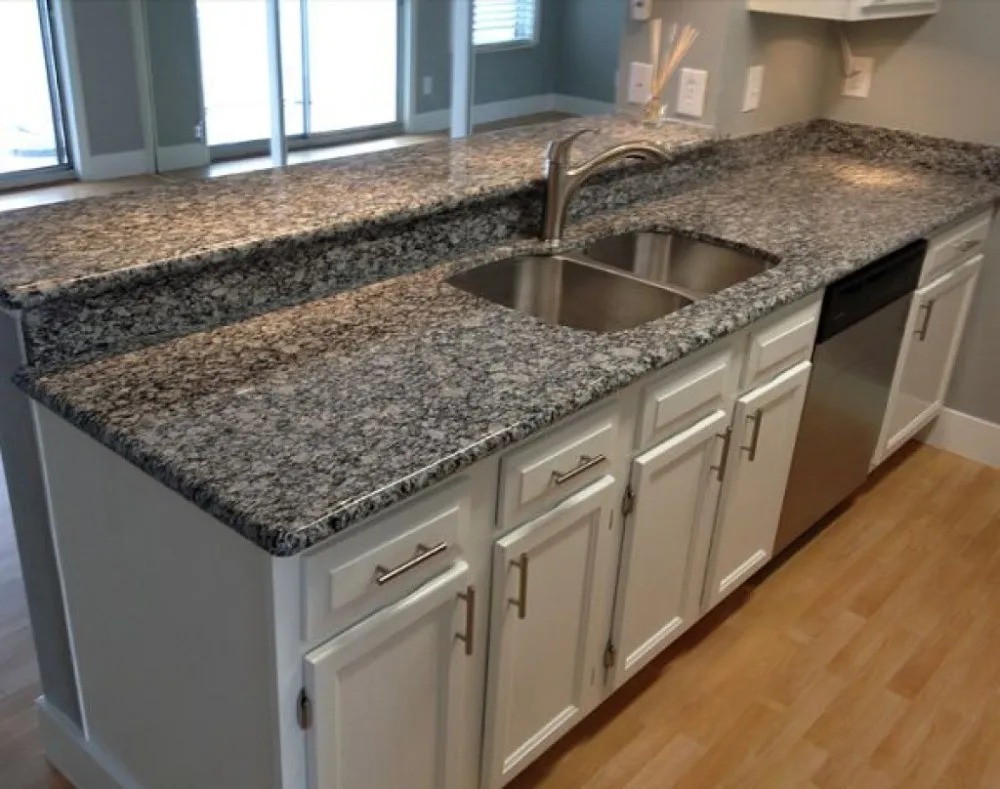 抛光喷雾白色花岗岩平板价格为厨房台面