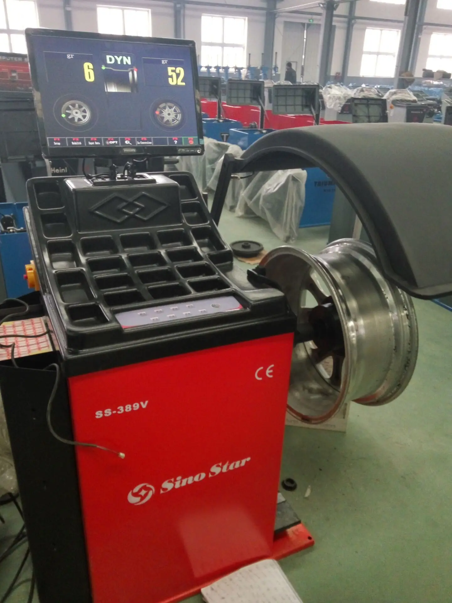 Professional Model Wheel Balancing Machine With Hood / Used Tire
