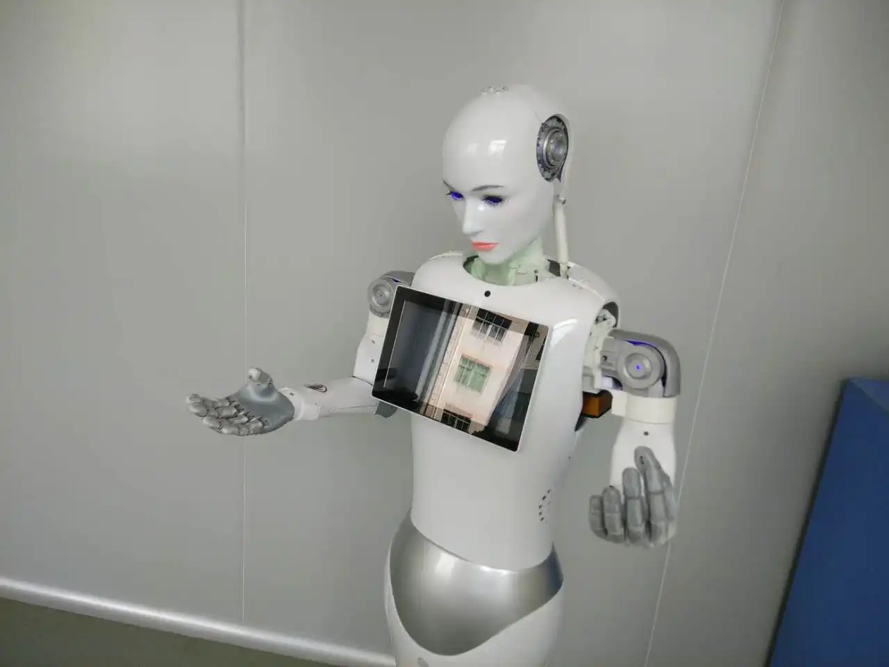 new energysaving smart airport welcome robot ,High-quality service-oriented welcome robots