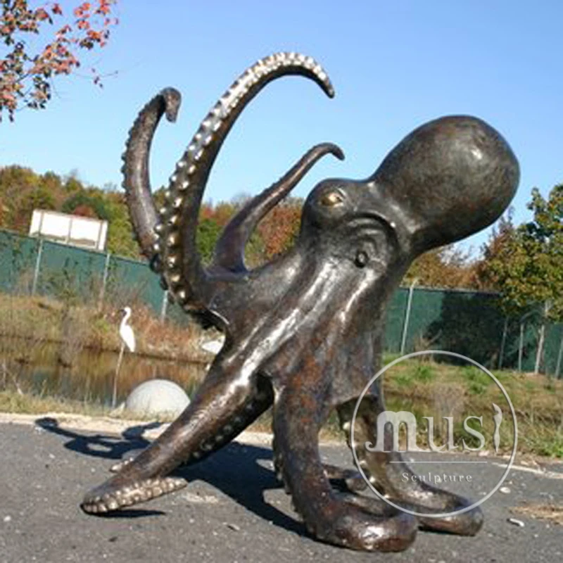 Осьминог на белом фоне. Осьминог статуя. Осьминог статуя. Патина на латуни. Скульптура женщины осьминога.
