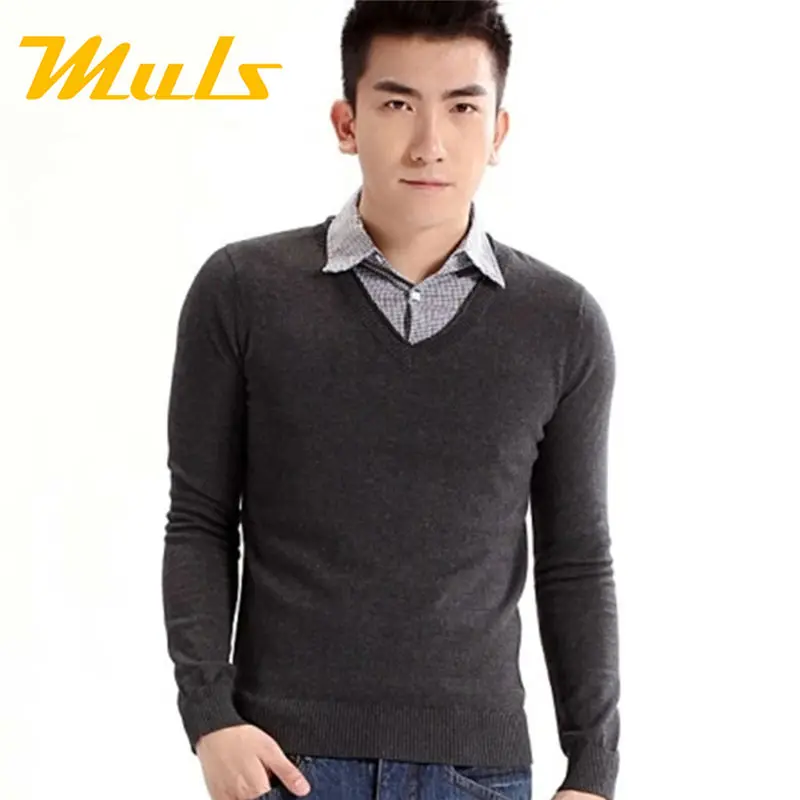 Should a gentleman wear an undershirt? T-, V-, or A-? Jul 09, · A V-neck shirt worn under a buttoned-up dress shirt is a bad move. And it is inexcusably uncool to expose the collar of a white crewneck undershirt worn beneath a dress shirt.