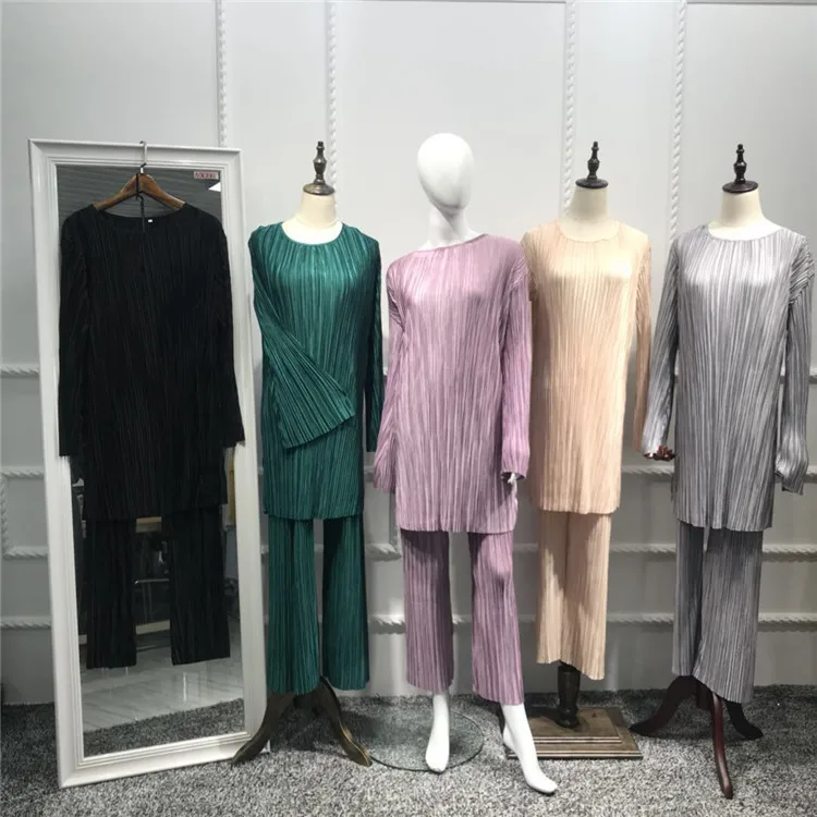 

Wholesale Dubai Abaya Islamic Clothing Comfortable Pleated Suit for Women, Black;dark green;purple;beige;grey