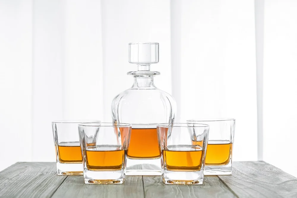 700 ml Hot Sale Classic Liquor Decanter with 4 whiskey glasses Set