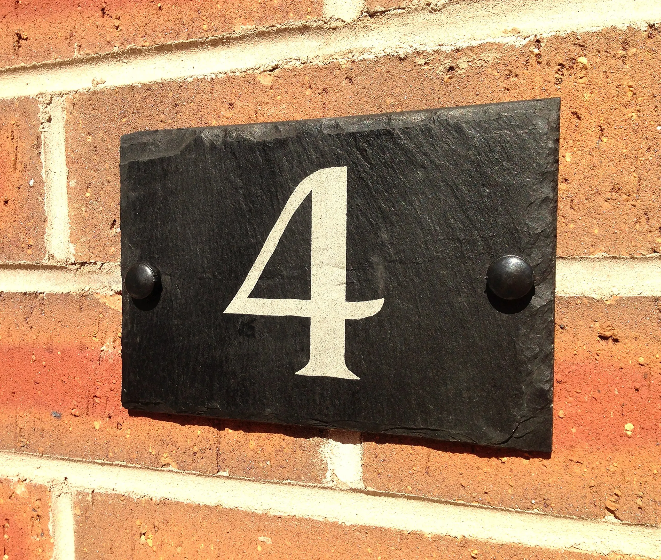 Открыть номер 9. Таблички на магнитах. Имена на доске. Door number. Фото знак открыто в классике.