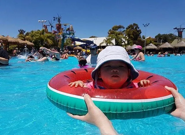 工厂供应 ins 热卖骑充气游泳圈西瓜充气婴儿浮球