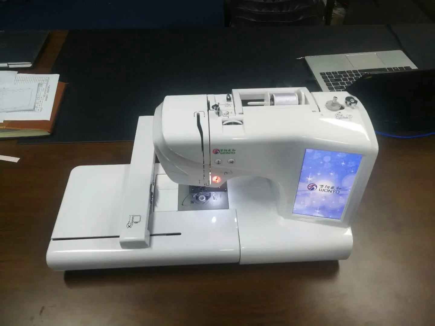 Bordados e máquina de costura do agregado familiar do Uganda bordado