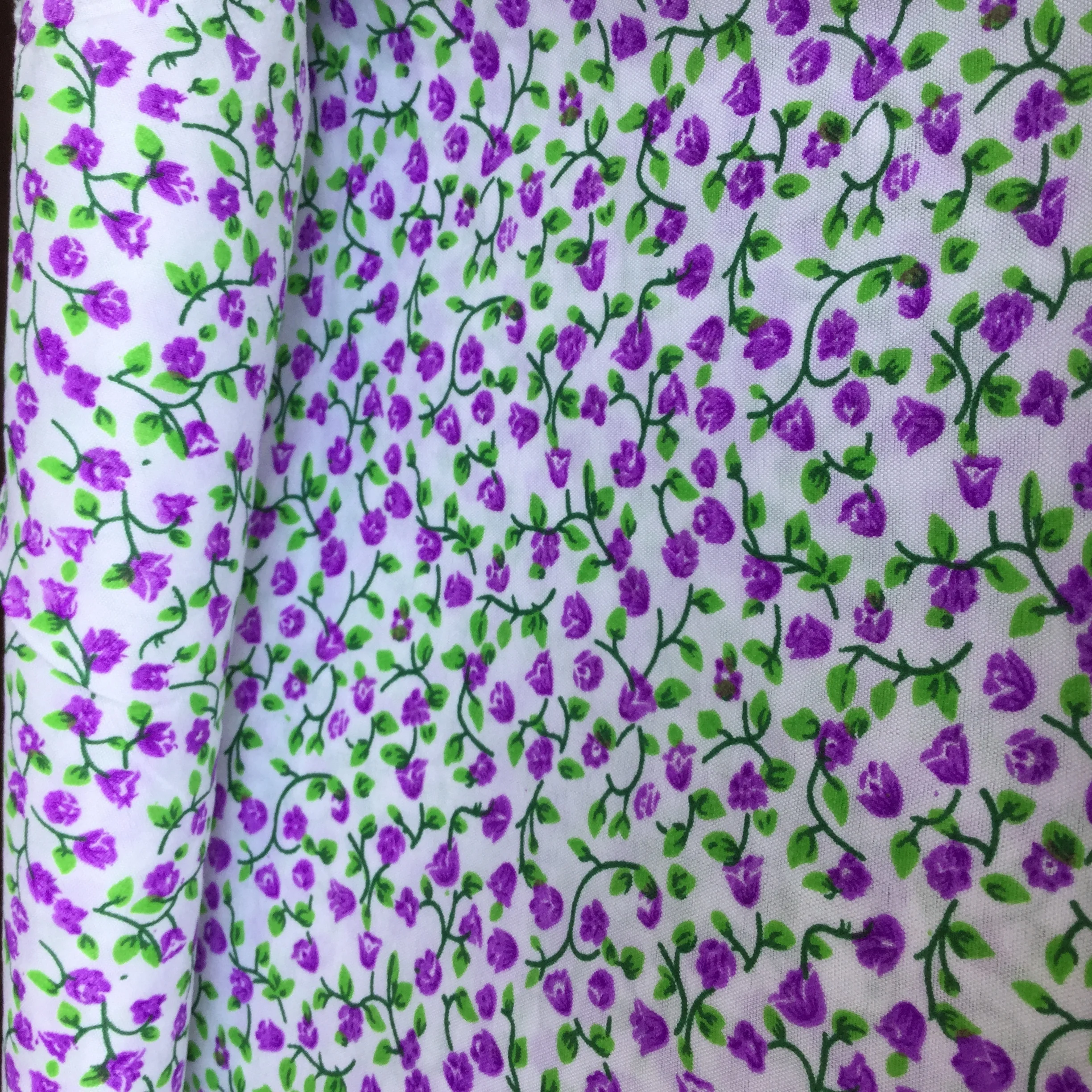 
the small white flowers 1 to 2 cm can be used as a lining 100% polyester 