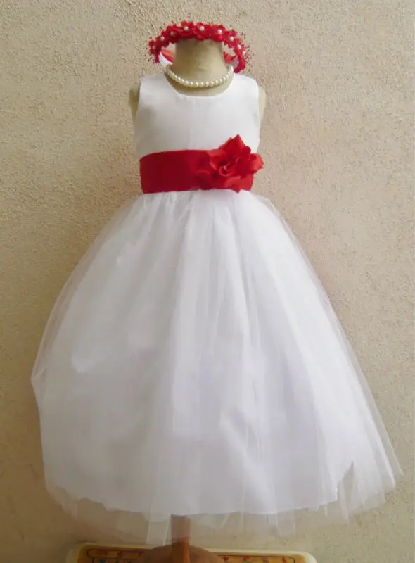 vestido daminha branco e vermelho