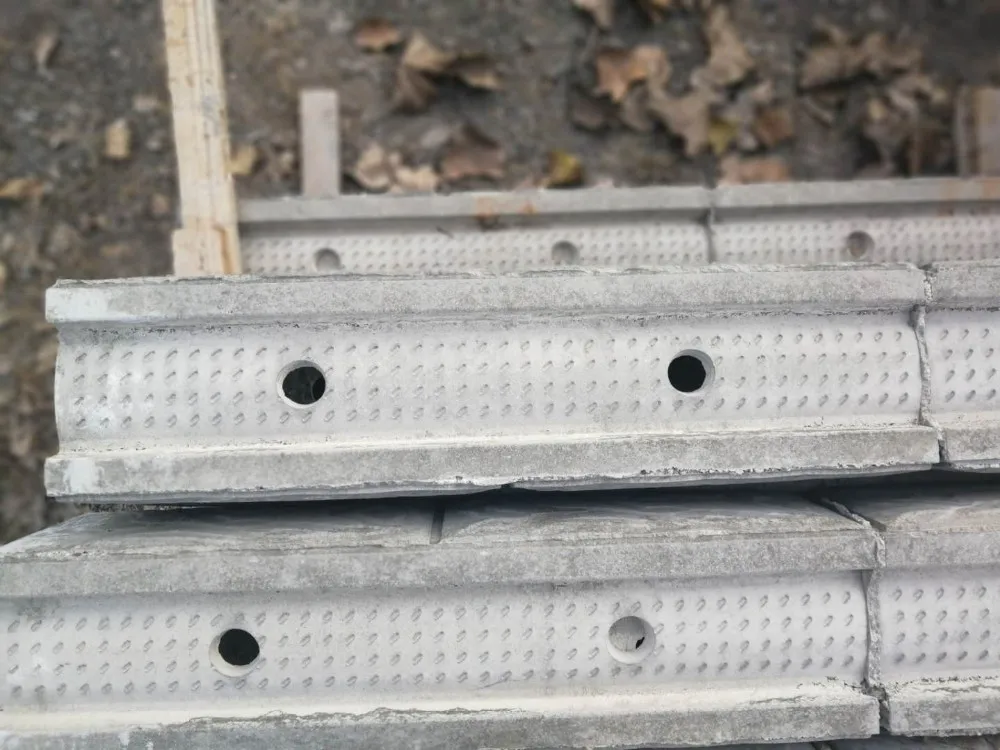 De Inyección De Plástico De Jardín Cerca De La Pared Y Muro De Piedra