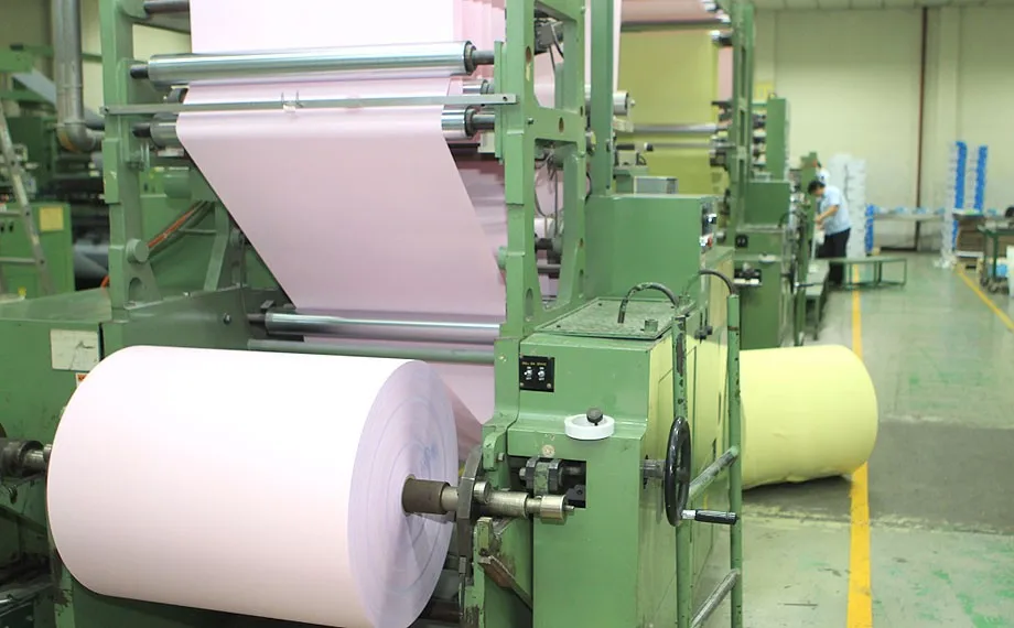 Сырье которое используется для производства целлюлозы. Производство бумаги. Сырье для производства бумаги. Современное производство бумаги. Целлюлоза бумага.
