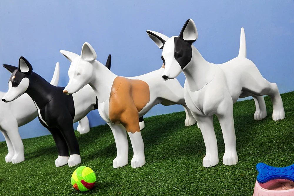 店のボルト Eの黒い染みの犬のマネキンプラスチック犬 Buy 犬マネキン販売のため 中型犬 安価なプラスチック製マネキン犬 Product On Alibaba Com
