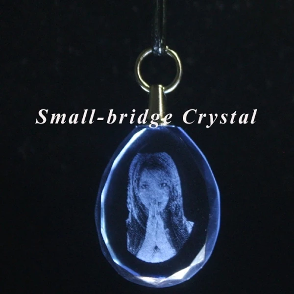 China Supplier Fashionable Laser Etched Crystal Shoe Necklace factory