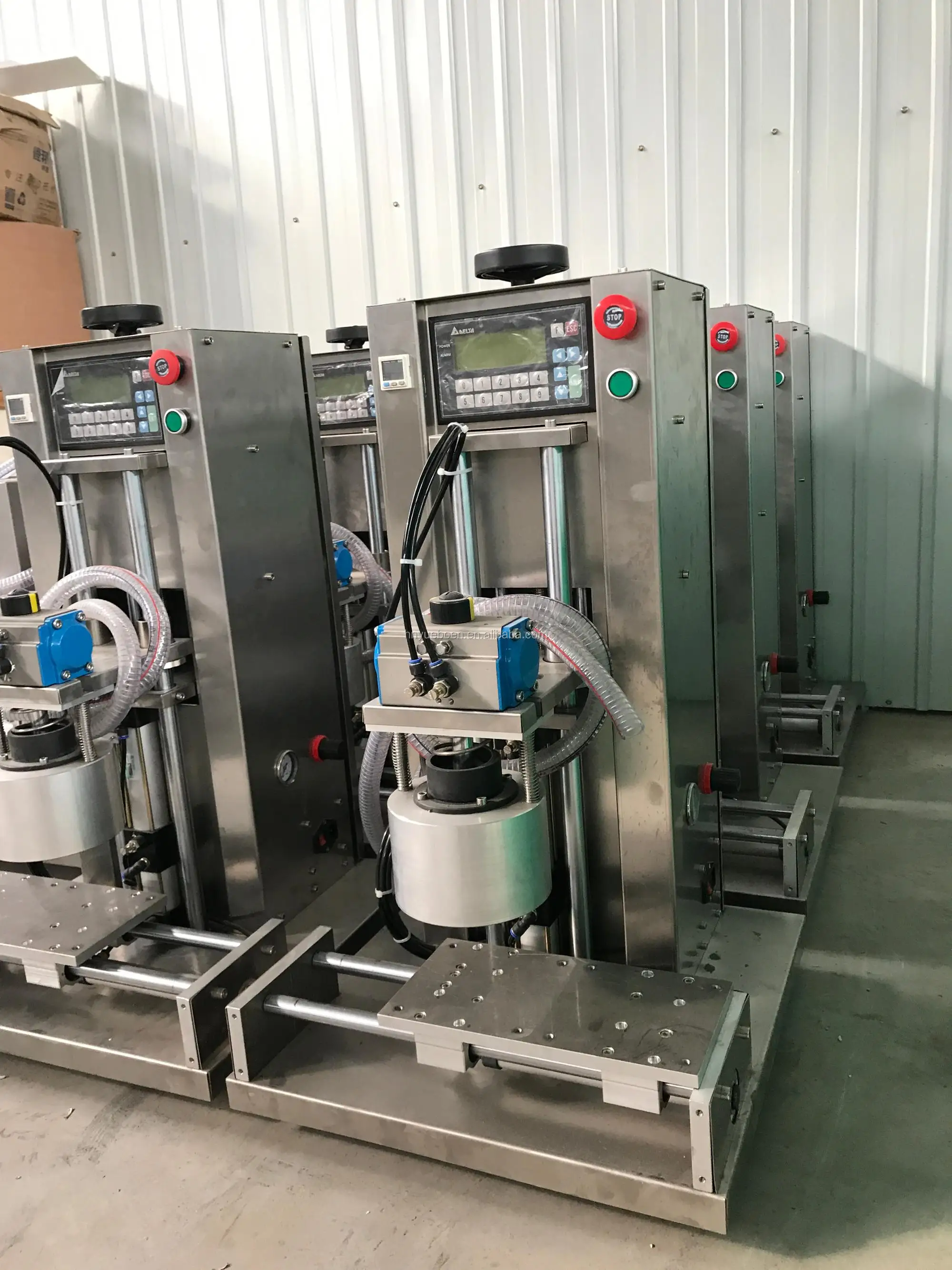 glass bottle twist off cap vacuum capper machine .jpg