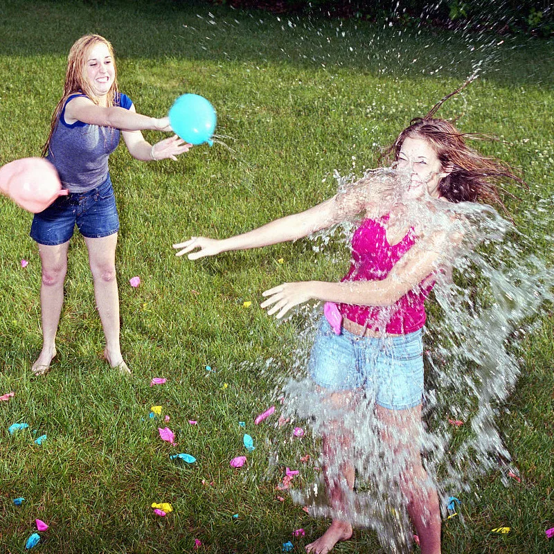 Воздушные шарики с водой. Воздушный шарик с водой. Водные бомбочки для детей. Игры с водяными бомбочками. Шарики для кидания водой.
