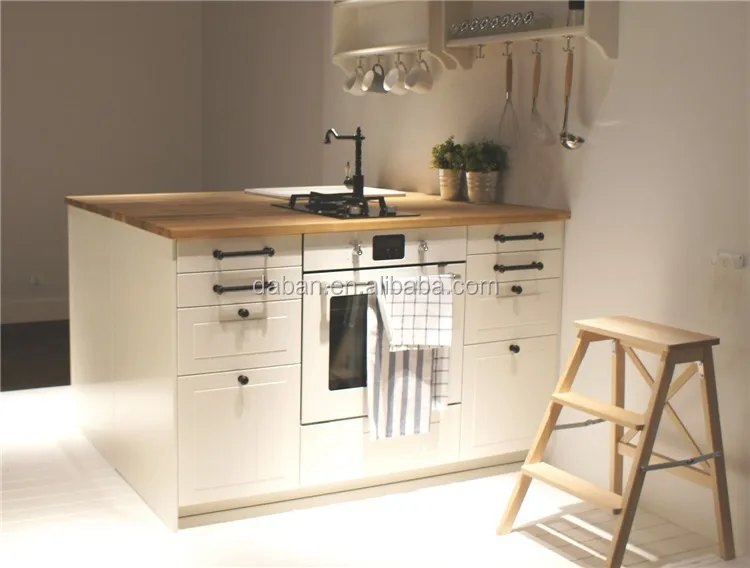 Keuken eiland tafel/muur keuken kasten met glazen deuren keuken ...