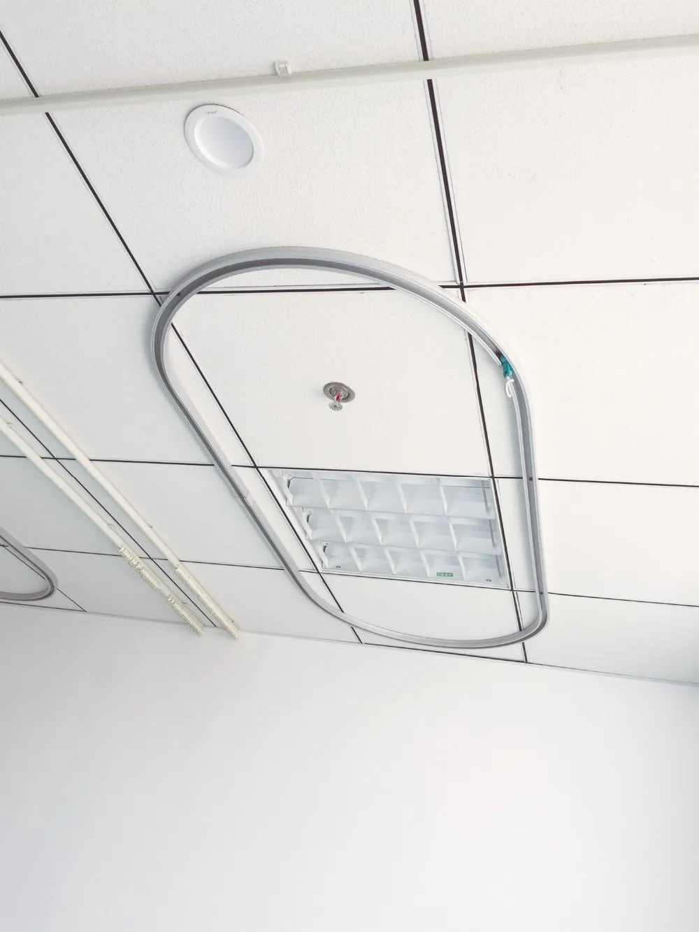 工厂价格滑动柔性 l形铝合金弯曲天花板安装医院天花板窗帘轨道