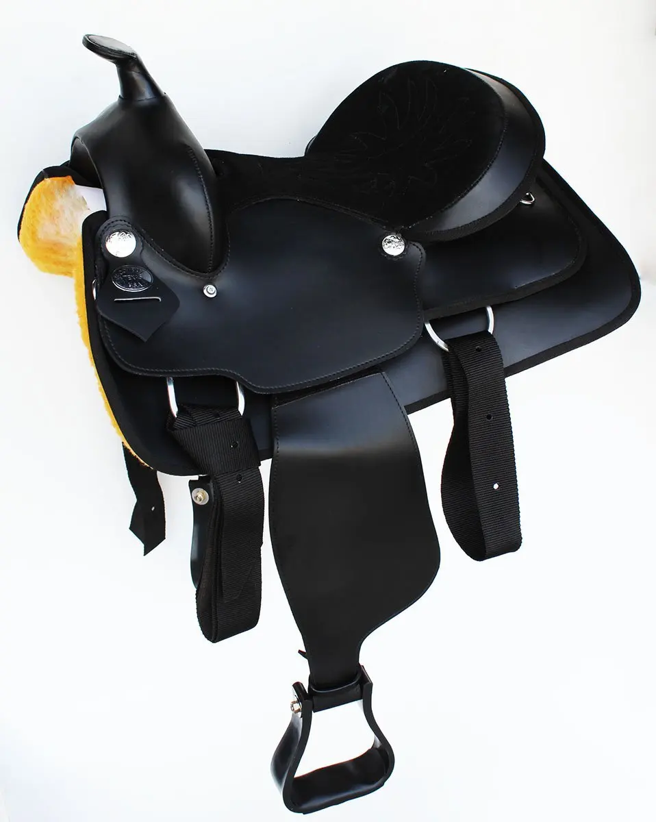 Седло выездковое waldhausen. Черное седло. Седло для лошади. Походное седло для лошади. Седло строевик.