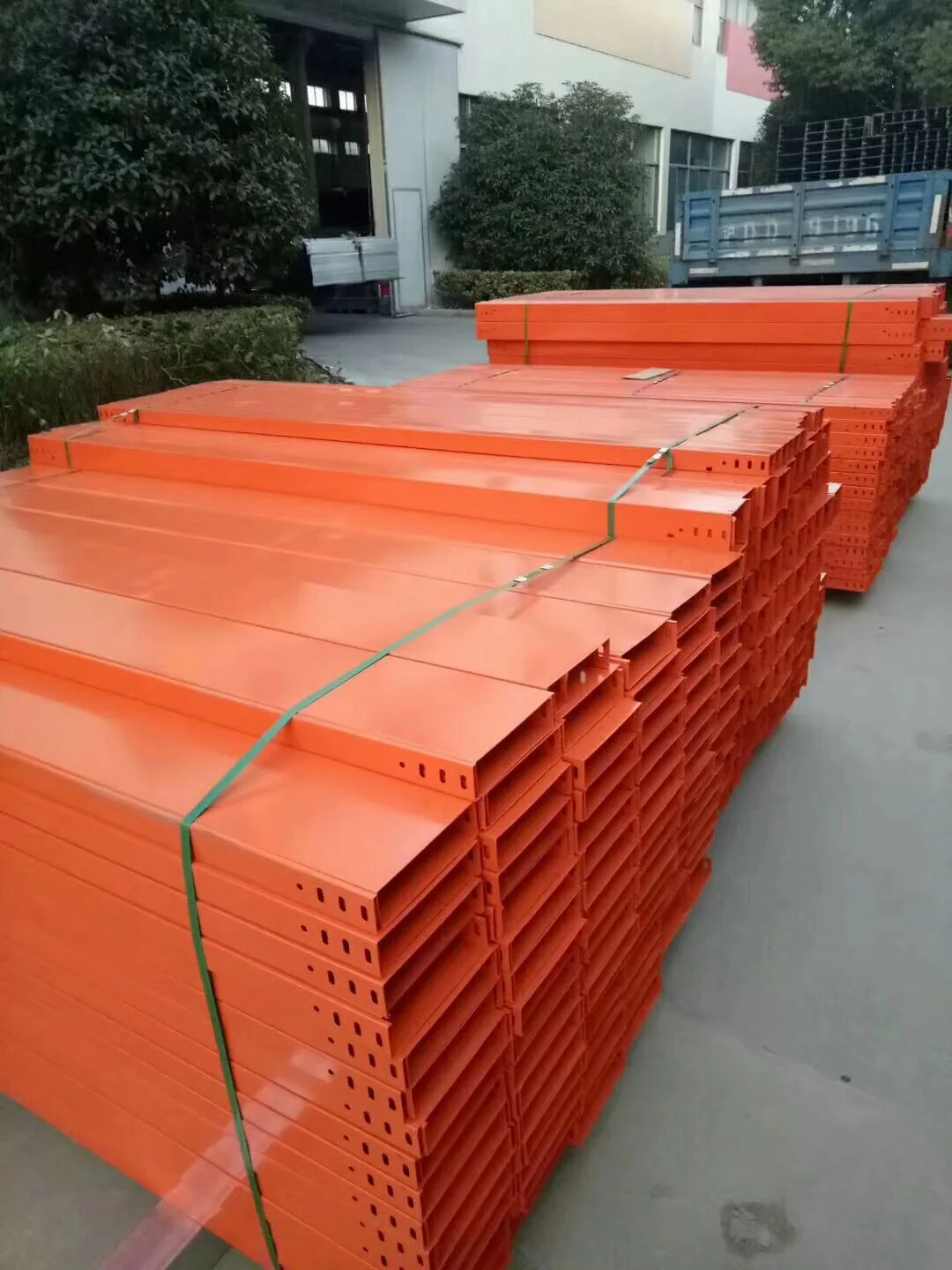 户外穿孔铝电缆托盘