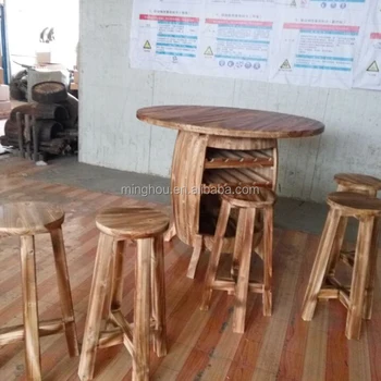 Mesas y sillas de madera para bar