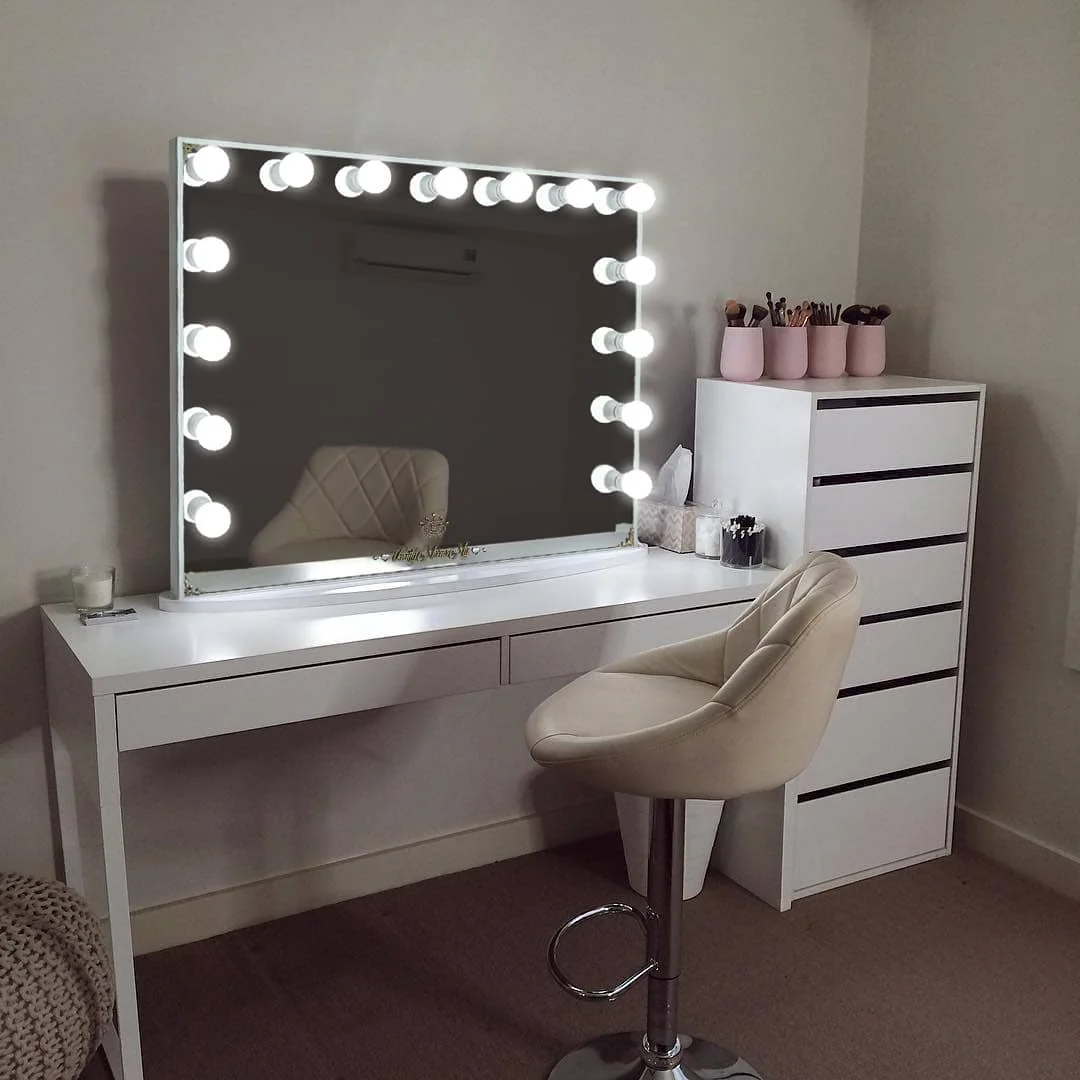 Столик зеркало с лампочками. Зеркало визажиста. Стол с подсветкой для макияжа. Столик для макияжа с зеркалом. Освещение для косметического столика.