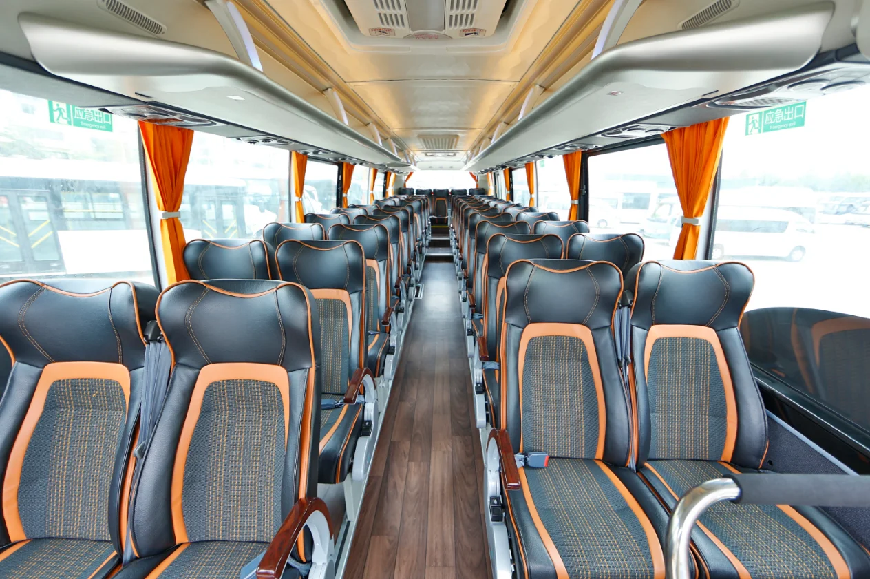 12m 51 座位豪华长距离柴油客车