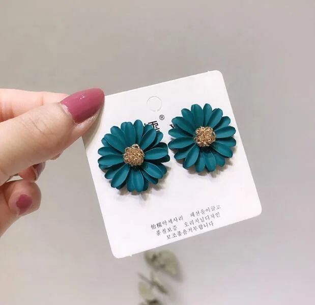 

2021 New Flower Wholesale Personality Small Fresh Petals Earrings Female Temperament Simple Fashion Metal Flower Stud Earrings