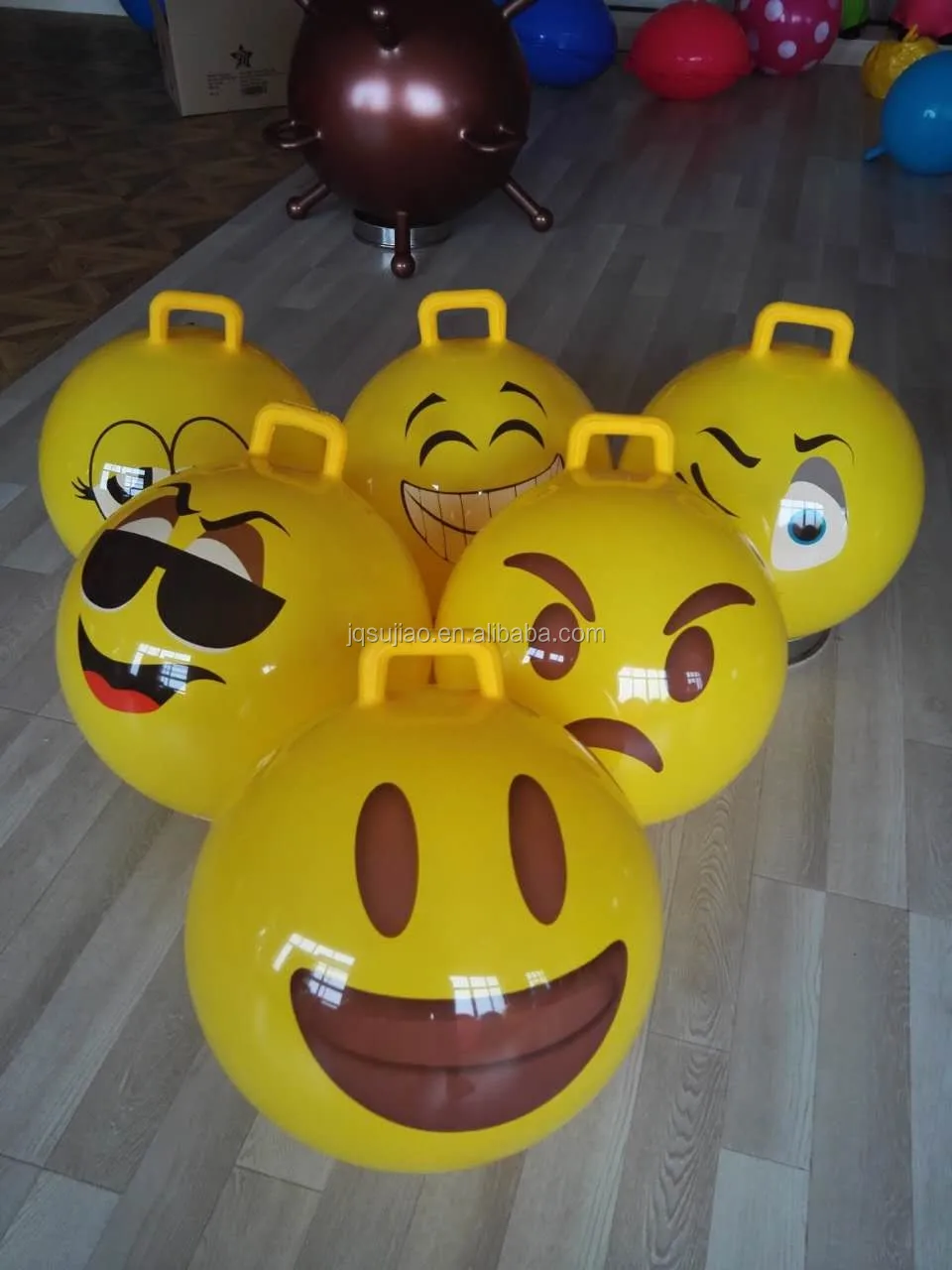 sisme oyuncak ziplayan top pvc hazne topu cocuklar icin kolu ile emoji hazne topu buy atlama topu pvc sisme glitter topu uzay hazne topu product on