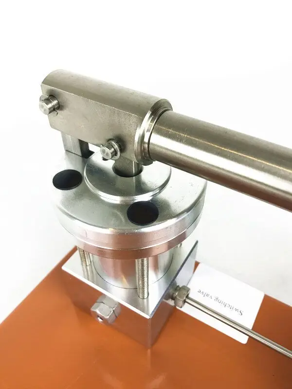 Pressure calibrator/pressure calibration hand pump