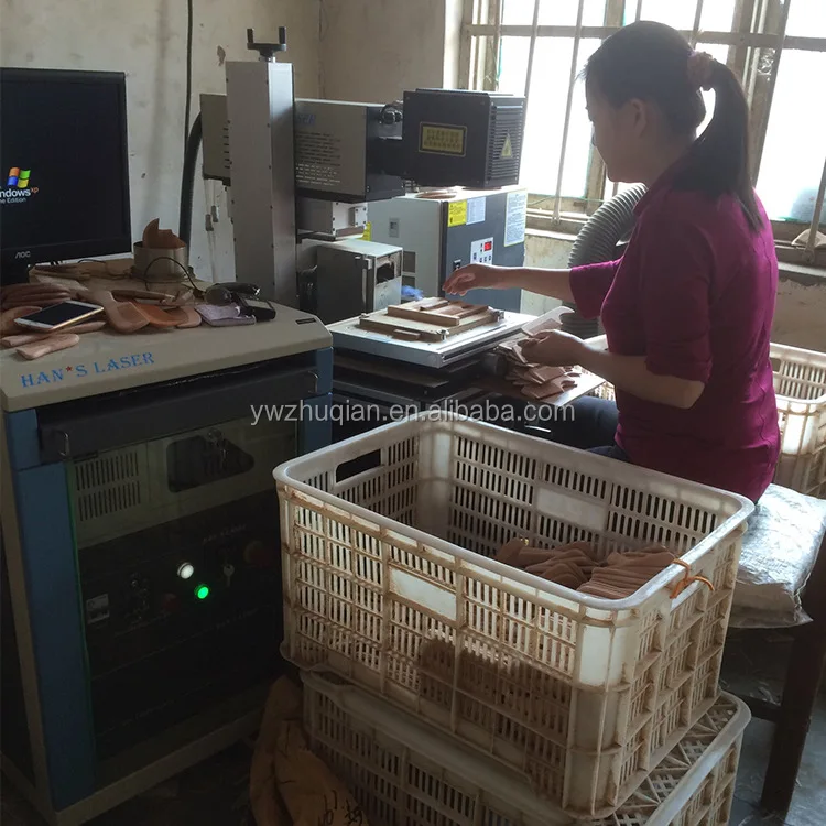 Hot selling wholesale children's toys wooden animal slingshot hunting slingshot rubber