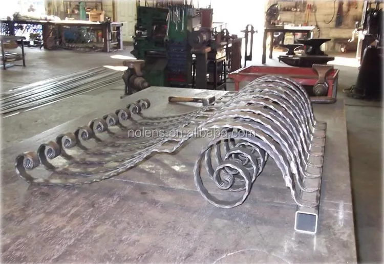 Customized wrought iron morden balcony railing /iron grill design ... Zinc Véranda désign