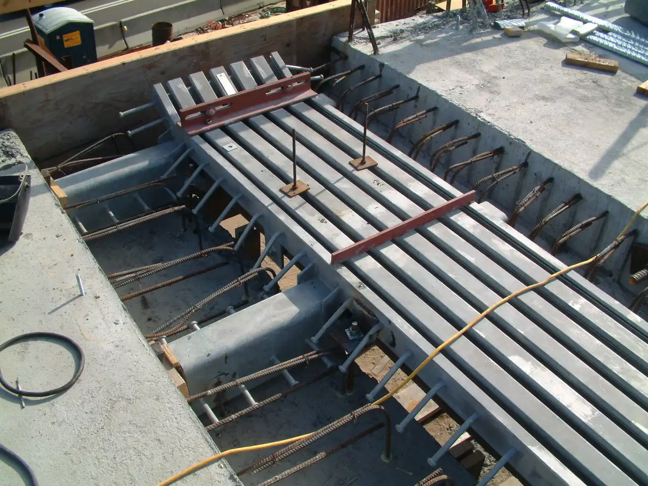 Modular/finger/elastomeric/asphalt bridge expansion joints types