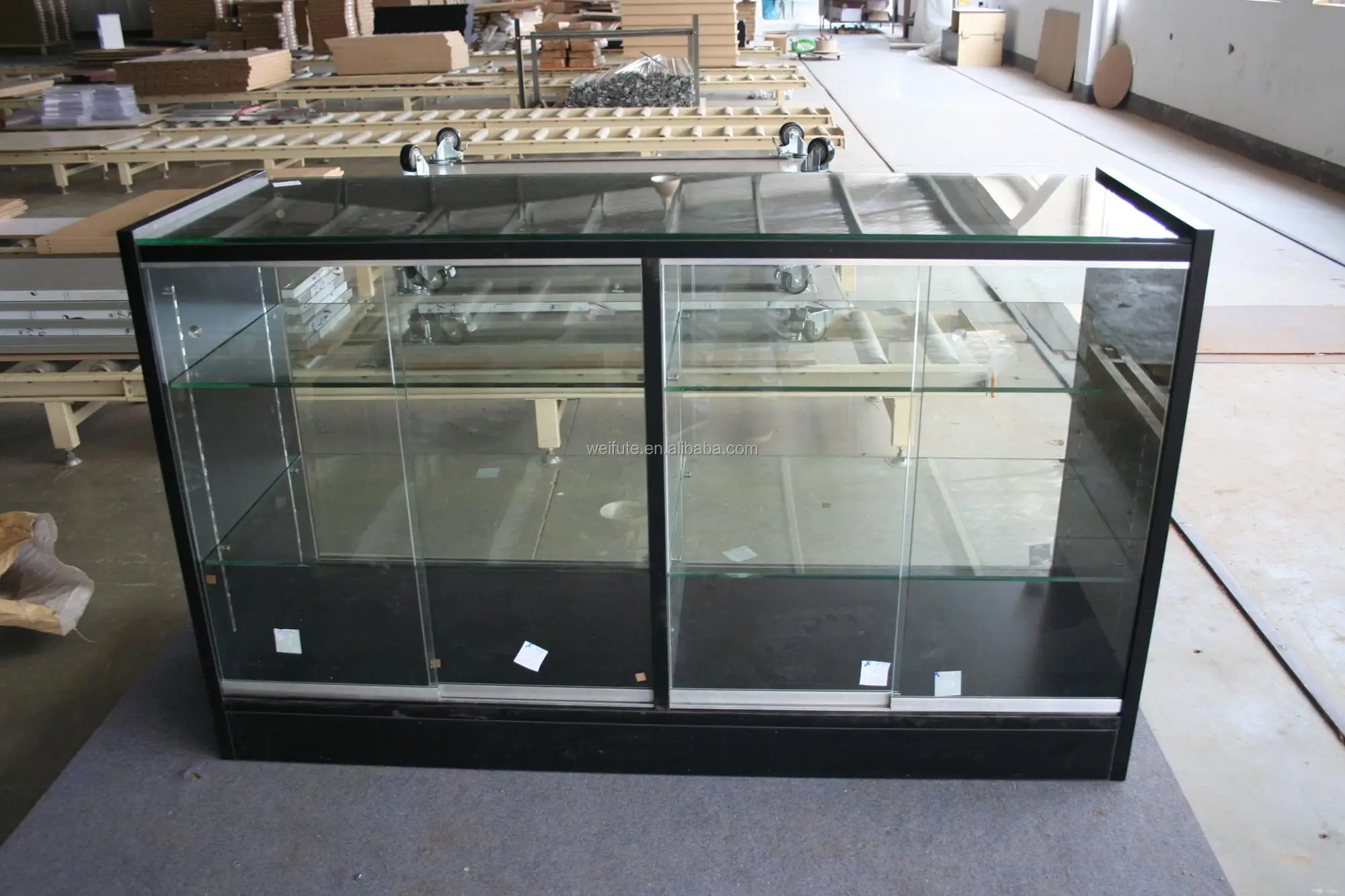Temper glass display counter retail shop interior design, View retail