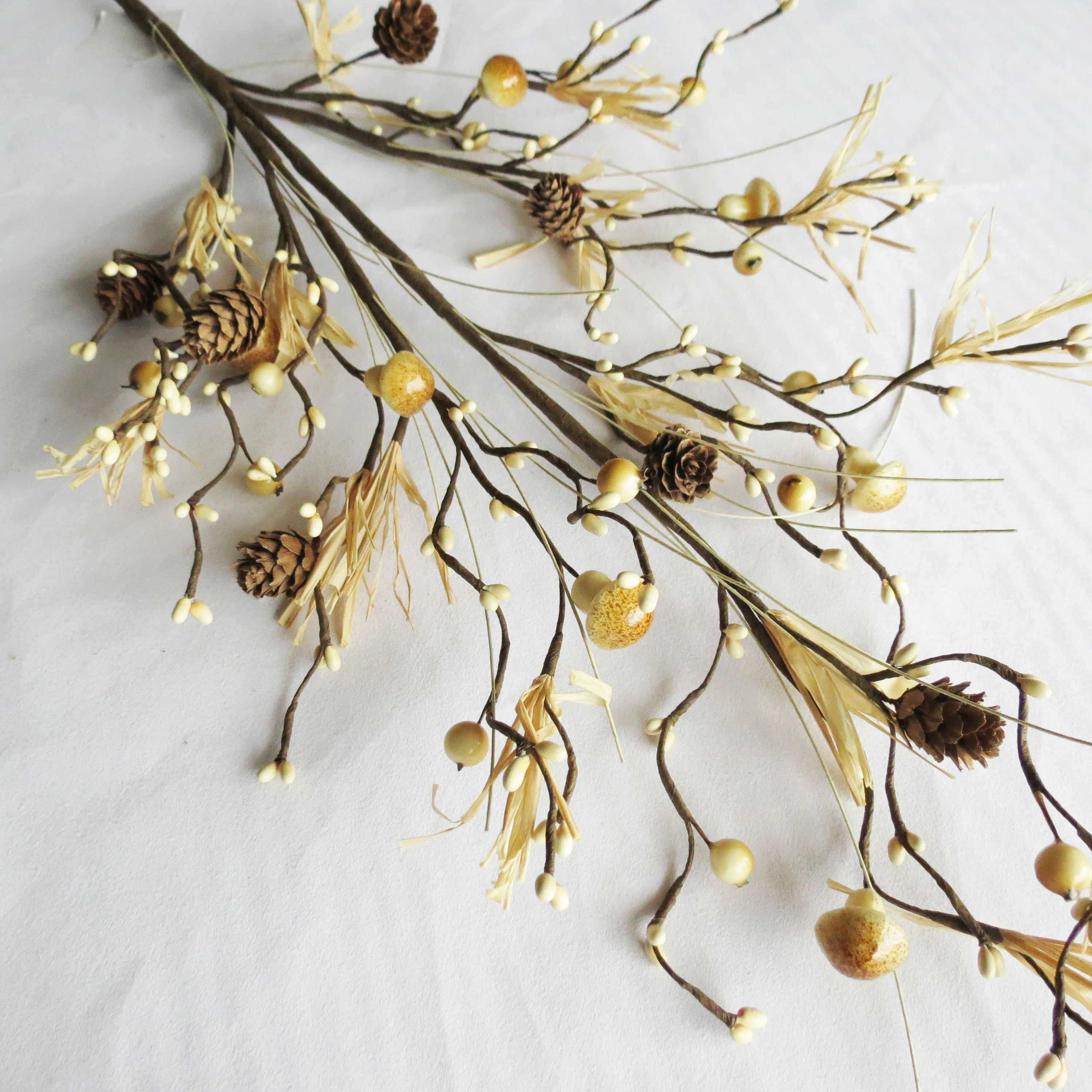 高品质的美丽的人造精细干花与 pinecone 和干叶手工制作的圣诞装饰