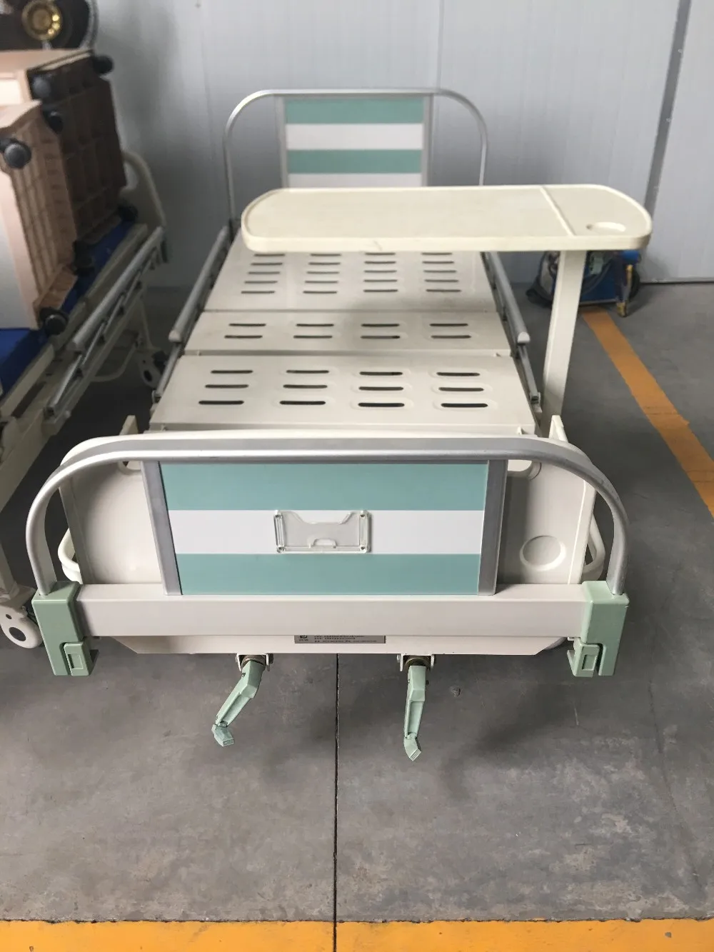 Used Hospital Furniture Flat Two Manual Hospital Crank Beds For Sale