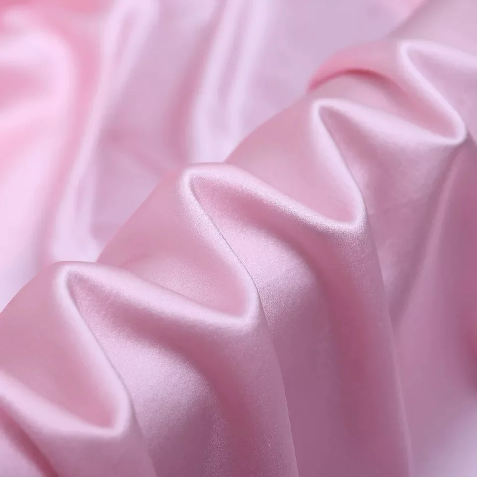 Плотная шелковая 6 букв. Розовая шелковая ткань. Розовый шелк фон. Розовый шелк ткань. Текстура атласной ткани.