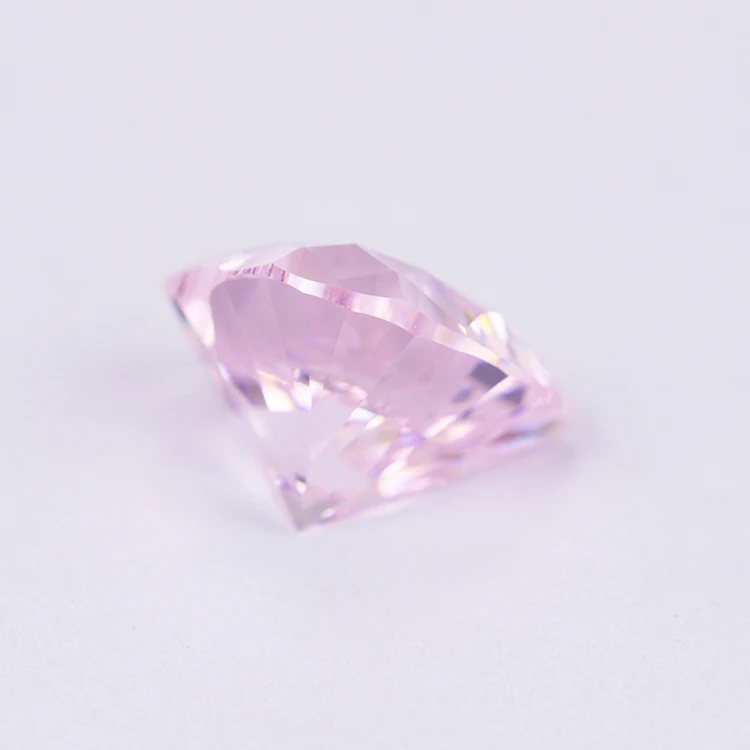 Розовый прозрачный камень. Самородок топаз розовый прозрачный. Розовый полупрозрачный камень. Светло розовый прозрачный камень. Розовый прозрачный камень нежный.