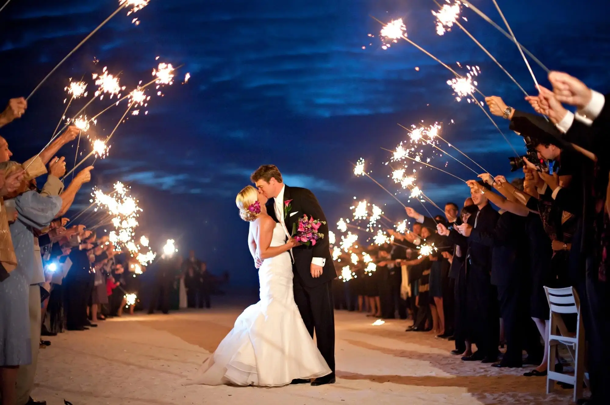Фото с бенгальскими огнями свадьба