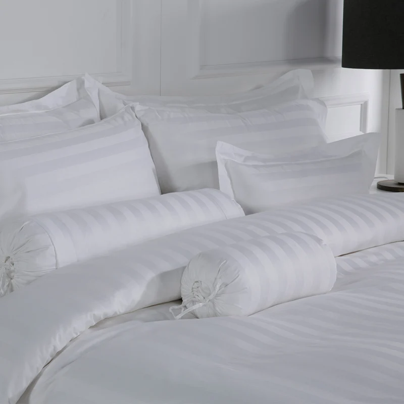 

White bed luxury bed sheets hotel room bedding
