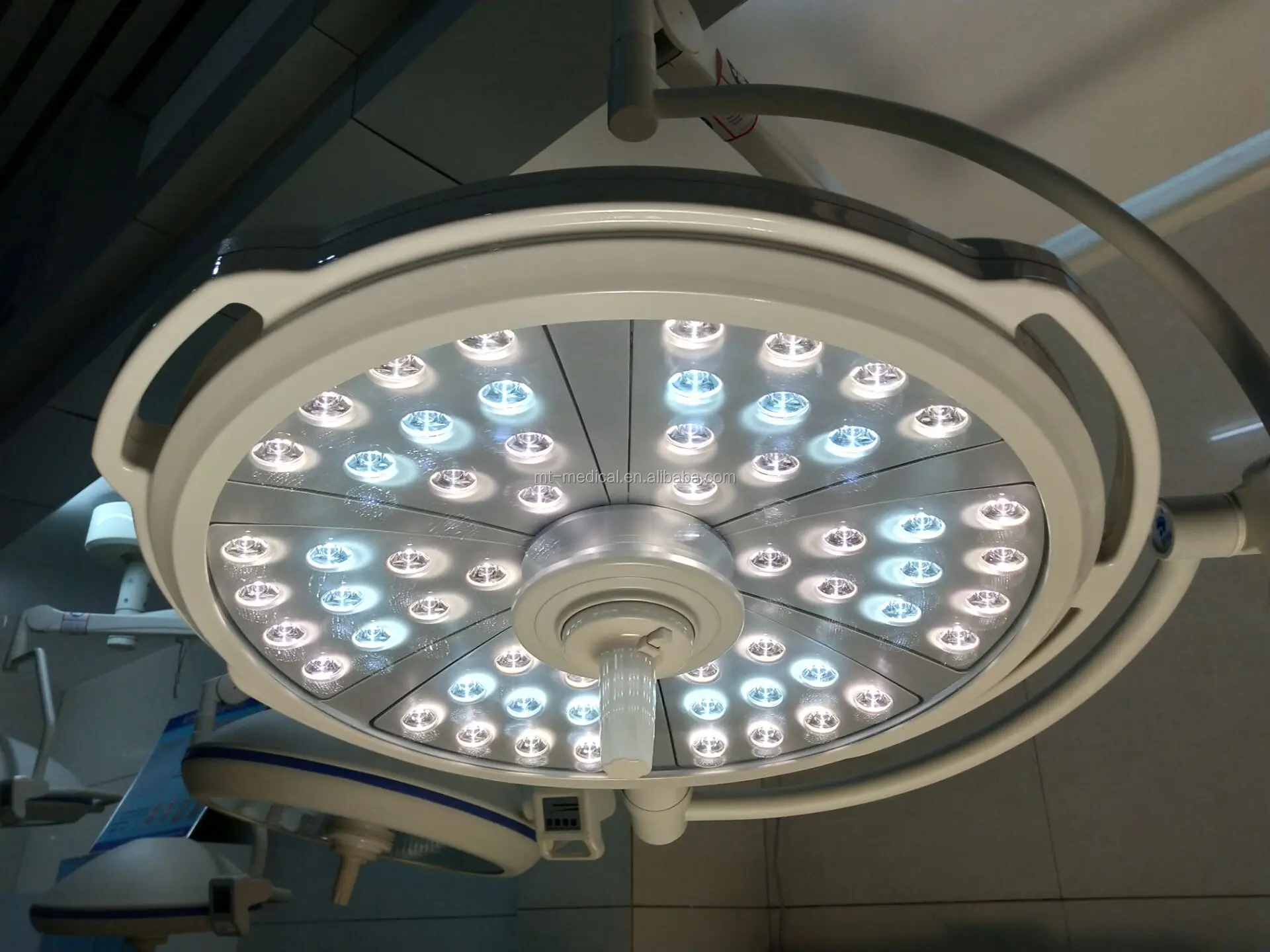 Ceiling shandowless led operation lamp