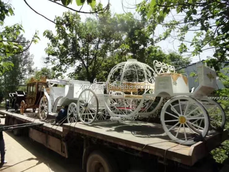 Tourist sightseeing horse carriage Victorian horse carriages.jpg