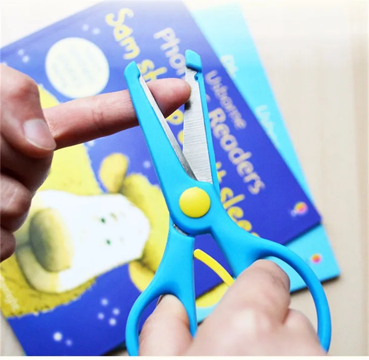 Qy240 Plastic Safety Student Scissors Lovely Hand Cartoon Scissors