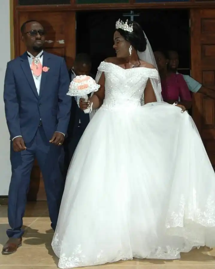 

Tulle Sweetheart Off The Shoulder Beaded Ball Gown Wedding Dresses With Shawl Bling Bling Bride Gown African