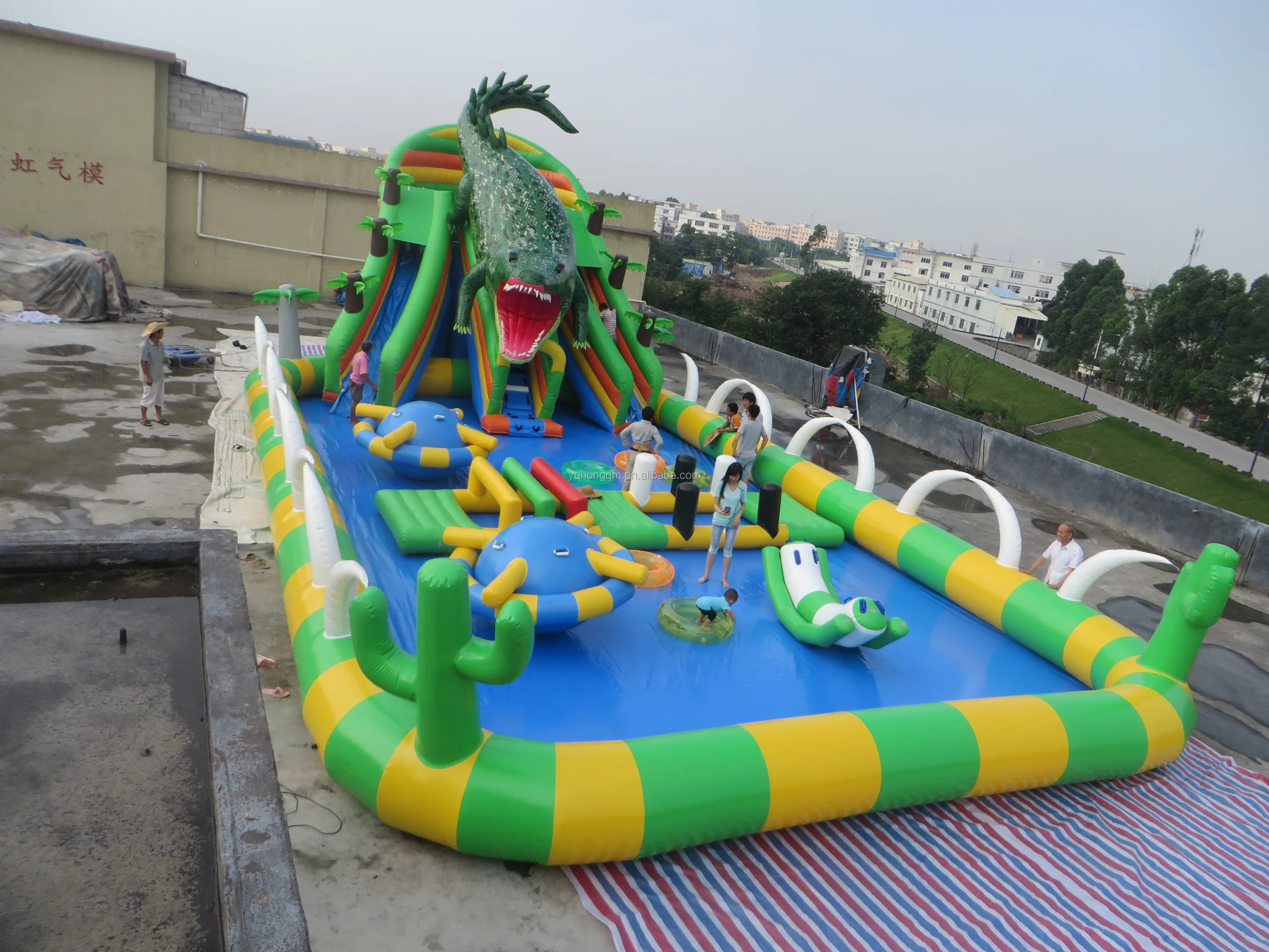非常热的 pvc 充气水滑梯与鳄鱼水上公园